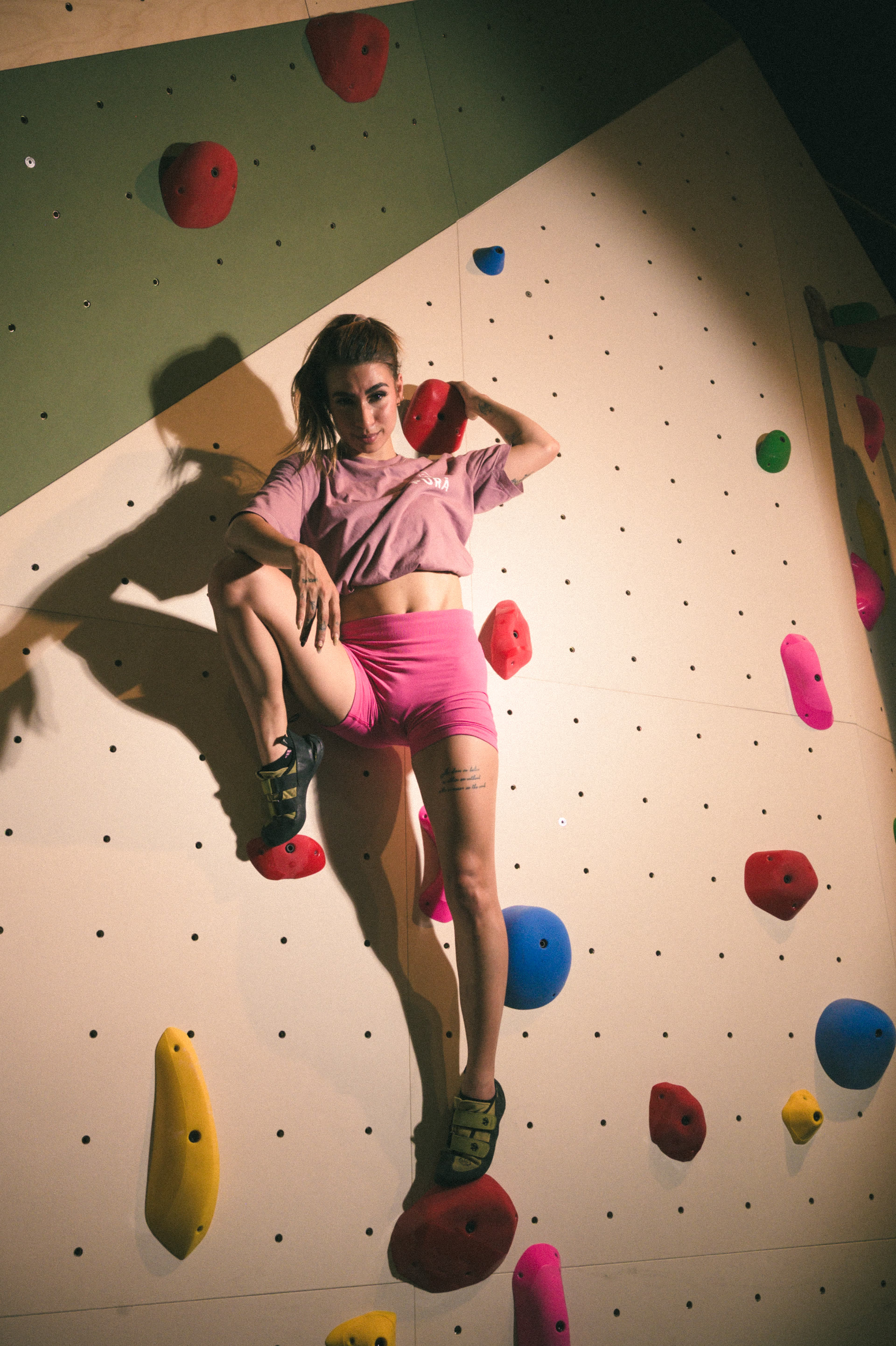 Escaladora intentando un problema de boulder en PURÁ